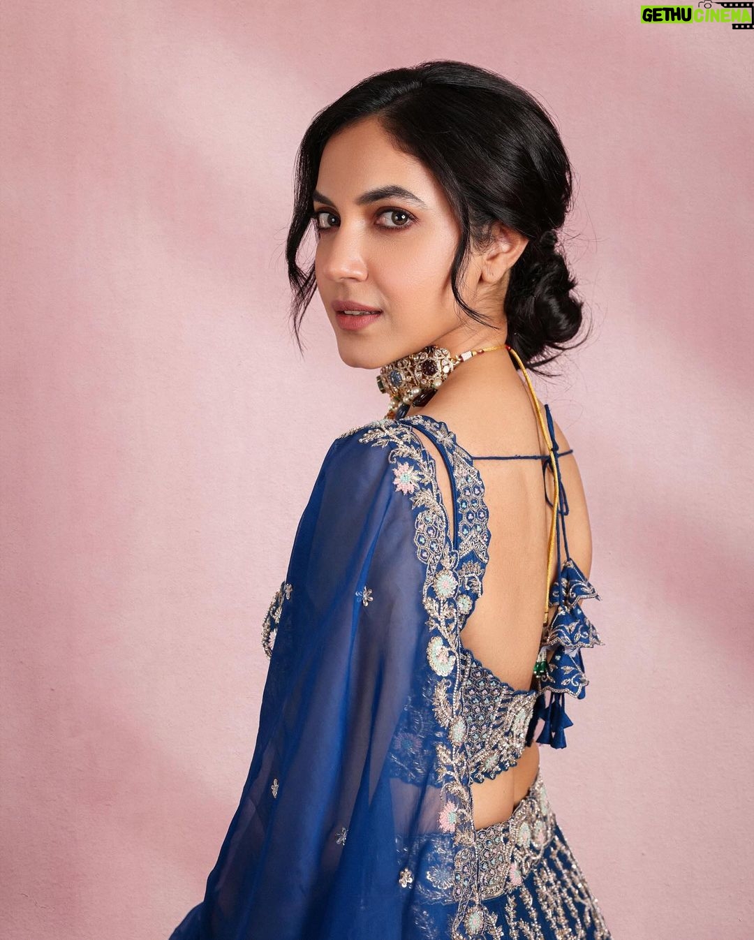Ritu Varma Instagram - In festive mood ππ¦πͺβ¨ Wishing everyone a very happy Sankranthi and Pongal!! Photographer @pranav.foto Styling @ravali_chinthapatla Outfit @swathiveldandi_official Jewellery @kalyanjewellers_official