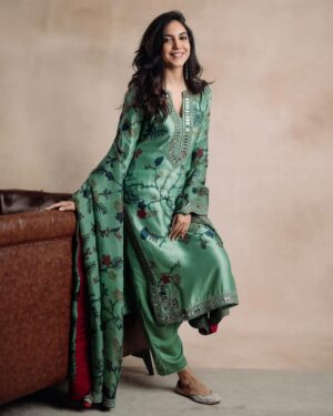 Ritu Varma Instagram - 💚

Styling @ravali_chinthapatla
Outfit @archanajaju.in
Jewellery @tantra.brassjewellery
MUA @abhiramisivakumar Hair @glambylucy_ak 
Shot by @theaaronobed