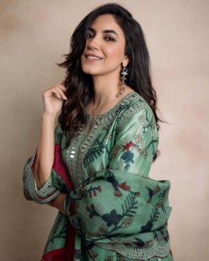 Ritu Varma Instagram - 💚

Styling @ravali_chinthapatla
Outfit @archanajaju.in
Jewellery @tantra.brassjewellery
MUA @abhiramisivakumar Hair @glambylucy_ak 
Shot by @theaaronobed