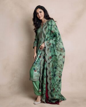 Ritu Varma Instagram - 💚

Styling @ravali_chinthapatla
Outfit @archanajaju.in
Jewellery @tantra.brassjewellery
MUA @abhiramisivakumar Hair @glambylucy_ak 
Shot by @theaaronobed