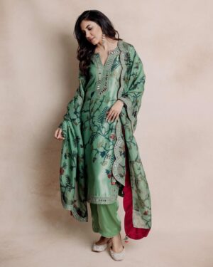Ritu Varma Instagram - 💚

Styling @ravali_chinthapatla
Outfit @archanajaju.in
Jewellery @tantra.brassjewellery
MUA @abhiramisivakumar Hair @glambylucy_ak 
Shot by @theaaronobed