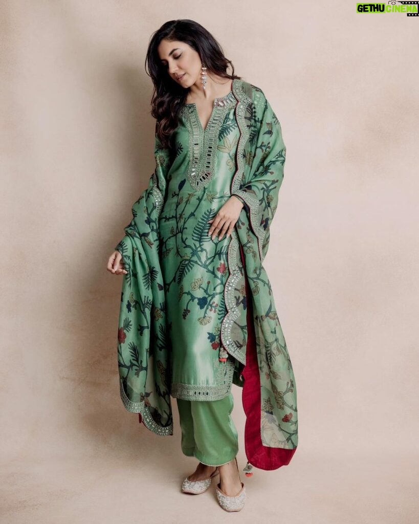 Ritu Varma Instagram - 💚 Styling @ravali_chinthapatla Outfit @archanajaju.in Jewellery @tantra.brassjewellery MUA @abhiramisivakumar Hair @glambylucy_ak Shot by @theaaronobed