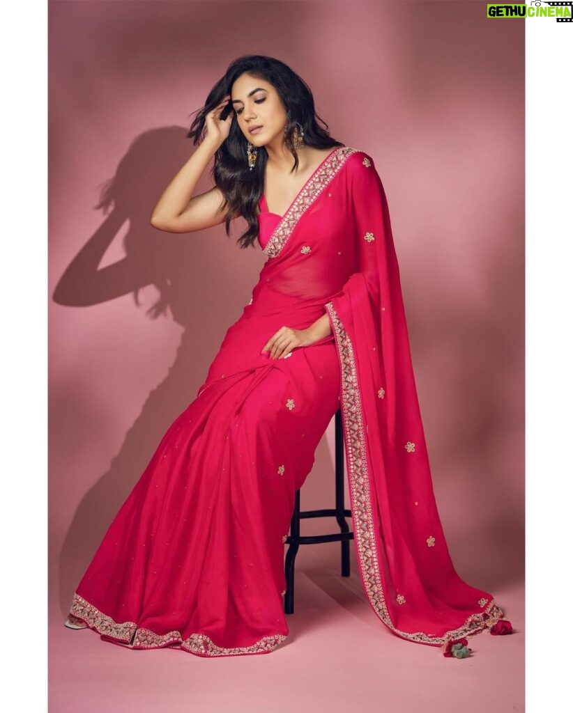 Ritu Varma Instagram - Desi Barbie 🩷✨💄💅 Saree @madzinlabel Jewellery @sheetalzaveribyvithaldas Styling @ravali_chinthapatla Shot by @the_pixel_farmer