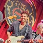 Rodrigo Guirao Díaz Instagram - Qué lindo disfrutar así con buena gente y talentosisima. Un blues para ir terminando el año con @hugomendezguitar @fer.cosenza @nina.portela gracias @santi_castillok y @myscustomshoptienda #fender #fenderstratocaster @fender @fendercustomshop #fendercustomshop The Roxy Bar & Grill