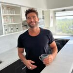 Rodrigo Guirao Díaz Instagram - Feliz con mi nueva cocina. Mi idea se hizo realidad. Hace tiempo se me ocurrió abrir la pared que dividía la cocina del living. Cuando lo hice le puse una barra muy linda pero con la cocina a la vista sentía que no quedaba bien la cerámica que estaba y visualmente me achicaba el espacio. Ahí surgió la idea de seguir con el material y color que usé para la barra en la mesada y en la alzada. ¿Que opinan? Les gusta más ahora? Al final deje fotos de cómo era antes. Gracias @alvarezmarmoleria por los consejos, la atención y la calidad de todo lo que puse. Ahora si… ¿Quién quiere un cafecito? Alvarez Marmolería