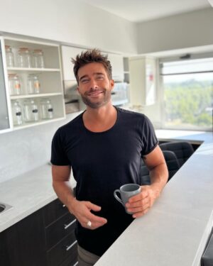 Rodrigo Guirao Díaz Instagram - Feliz con mi nueva cocina. Mi idea se hizo realidad. Hace tiempo se me ocurrió abrir la pared que dividía la cocina del living. Cuando lo hice le puse una barra muy linda pero con la cocina a la vista sentía que no quedaba bien la cerámica que estaba y visualmente me achicaba el espacio. Ahí surgió la idea de seguir con el material y color que usé para la barra en la mesada y en la alzada. ¿Que opinan? Les gusta más ahora? Al final deje fotos de cómo era antes. Gracias @alvarezmarmoleria por los consejos, la atención y la calidad de todo lo que puse. Ahora si… ¿Quién quiere un cafecito?