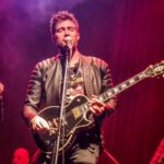 Rodrigo Guirao Díaz Instagram - Rock and Roll en vivo con la Custom. Buscándole nombre a la guitarra. Me ayudan? #gibsonlespaulcustom #blackbeauty tocando con los grosos de @rodrigoaramburumusica @armogaitan @gaby_vior @diegodacasto