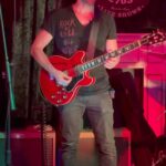 Rodrigo Guirao Díaz Instagram - Que lindo es dejarse llevar haciendo música en vivo. Hacer algo que nunca hiciste, conectar con los compañeros y que surja un final distinto en un tema. Ultimo show del año. Gracias @rodrigoaramburumusica @gaby_vior @diegodacasto @dixon_2703 @thisisesterpiscore x el video y gracias a toda la gente que vino ayer o en algún momento del año. Sin música la vida sería muy aburrida. Sin música nada sería lo mismo. Gracias 🫶 Dixon 2703