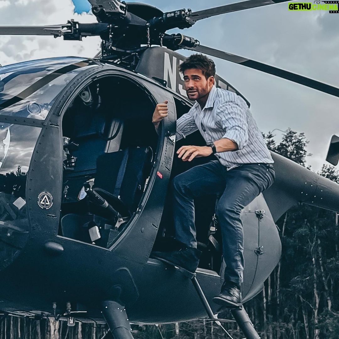 Rodrigo Guirao Díaz Instagram - Seguro los envidiosos dirán que esta trucada la foto, que es imposible que salté yo... Seguro Tom Cruise y su equipo estarán preocupados por esta nueva competencia que nace. Probablemente no reciba su like… Pero en el fondo sabe que ya tiene un sucesor. 😂😂😂 PH: @felipe22herrera genio! Para #JuegoDeMentiras por @telemundoseries 2023 Tom's Cruise