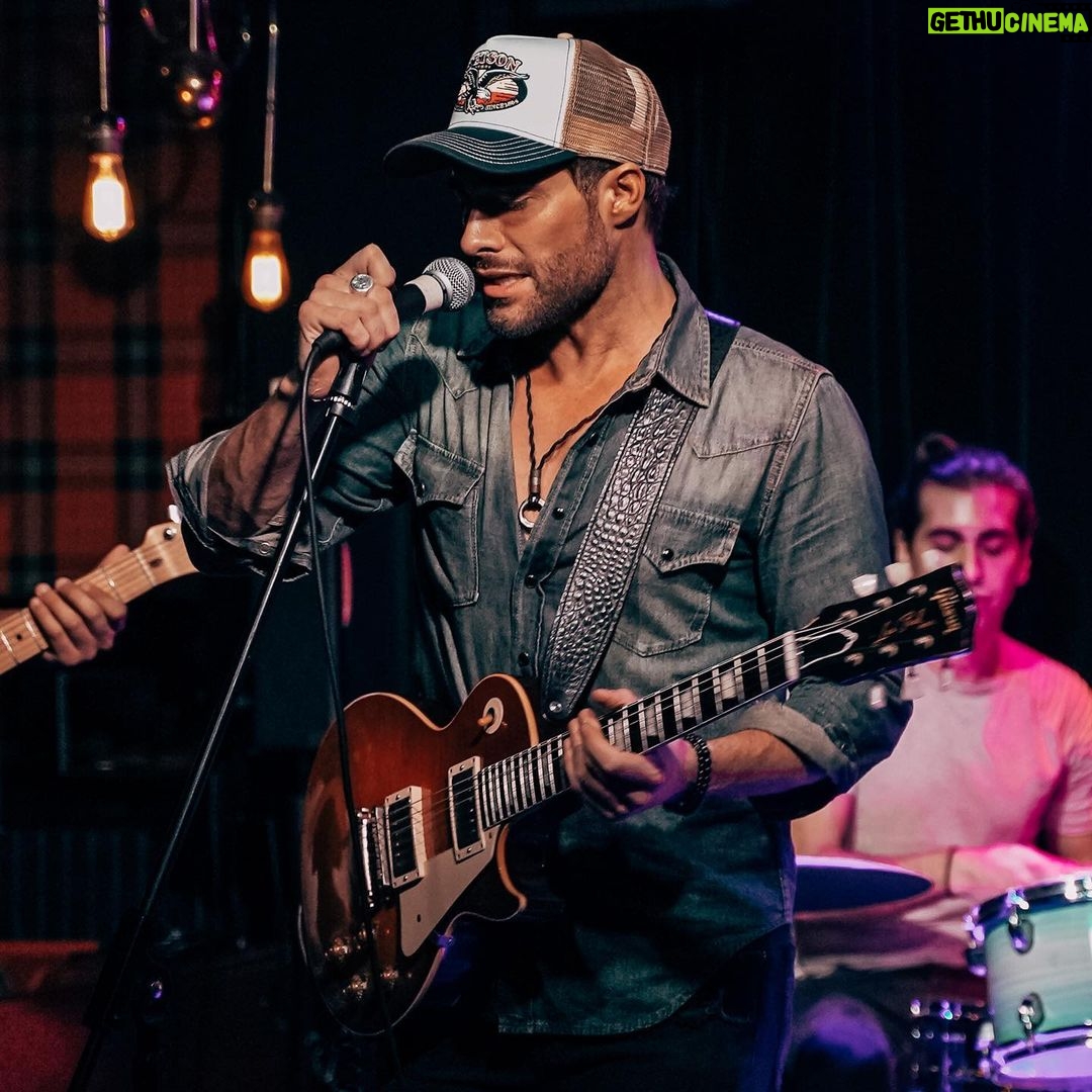 Rodrigo Guirao Díaz Instagram - Vino @ivansingh_ok desde Chicago a Miami para hacer dos shows, uno en @savagelabswynwood y el de ayer en @theandersonmiami . Tuve el placer de compartir escenario con mi amigo después de tanto tiempo y también de estar junto a la banda de @duck.romero Esto fue para mi reencontrarme con la música una vez más un año entero en el que estuve en mi modo actor. Gracias por las fotos y los videos al genio de @felipe22herrera con el que además tengo el gusto de trabajar a diario. 🎸🎸🎸 The Anderson Miami