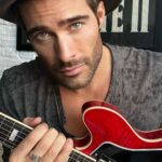 Rodrigo Guirao Díaz Instagram - Presumiendo mi nuevo anillo Blues de @jewelrydesignerdarrensimonian Thanks: @maryrileysimeone @ivansingh_ok #bluesring #blues #ring
