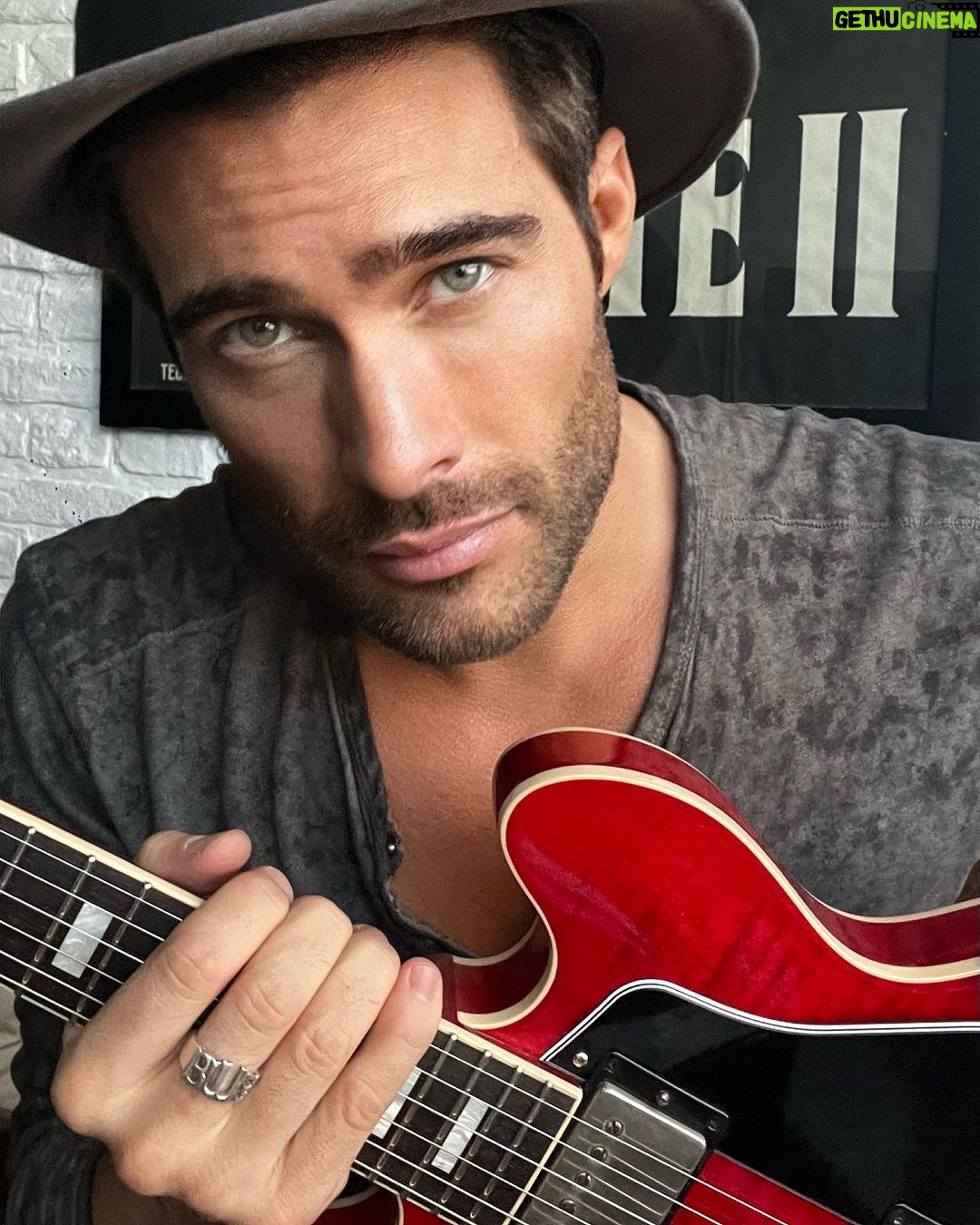 Rodrigo Guirao Díaz Instagram - Presumiendo mi nuevo anillo Blues de @jewelrydesignerdarrensimonian Thanks: @maryrileysimeone @ivansingh_ok #bluesring #blues #ring