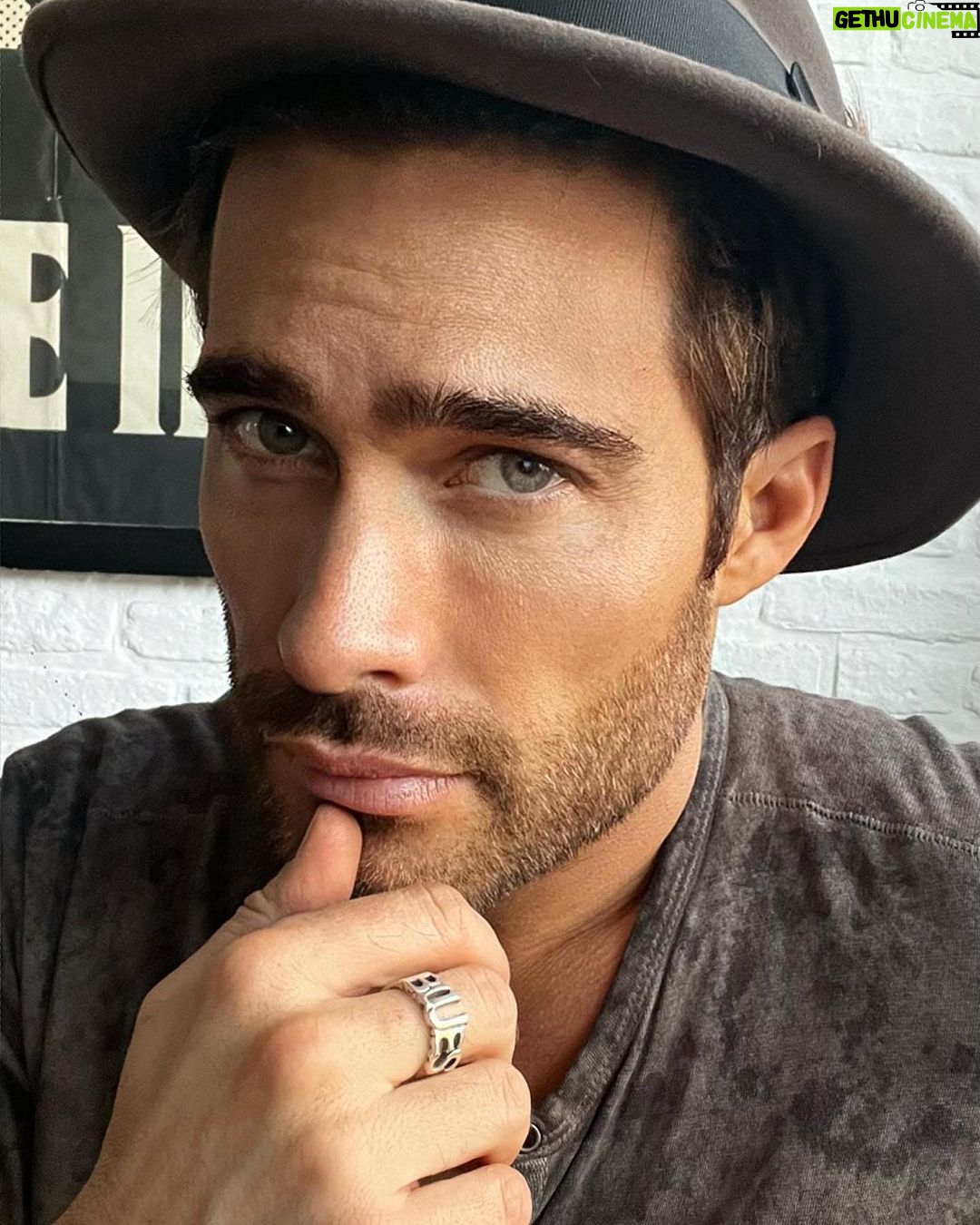 Rodrigo Guirao Díaz Instagram - Presumiendo mi nuevo anillo Blues de @jewelrydesignerdarrensimonian Thanks: @maryrileysimeone @ivansingh_ok #bluesring #blues #ring