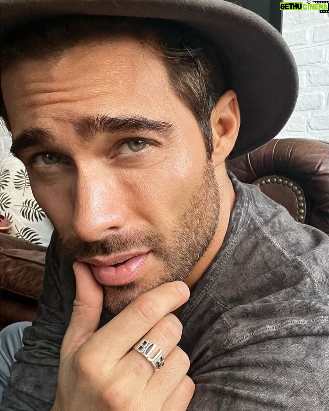Rodrigo Guirao Díaz Instagram - Presumiendo mi nuevo anillo Blues de @jewelrydesignerdarrensimonian Thanks: @maryrileysimeone @ivansingh_ok #bluesring #blues #ring