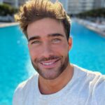 Rodrigo Guirao Díaz Instagram - Che… ¿Qué les gusta más? Foto sin guitarra o así, foto sin guitarra? 😂😂😂