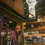Rodrigo Guirao Díaz Instagram - En las fotos se puede ver a una persona cumpliendo un sueño… Gracias amigo🙏 @ivansingh_ok por hacerme conocer esta ciudad mágica con la mejor música y buena gente. PH: @caseybmitchell @buddyguys Buddy Guy's Legends