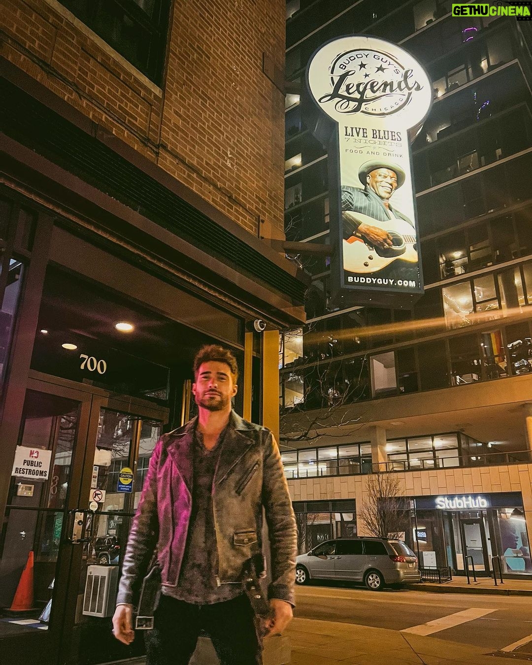 Rodrigo Guirao Díaz Instagram - En las fotos se puede ver a una persona cumpliendo un sueño… Gracias amigo🙏 @ivansingh_ok por hacerme conocer esta ciudad mágica con la mejor música y buena gente. PH: @caseybmitchell @buddyguys Buddy Guy's Legends