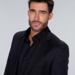 Rodrigo Guirao Díaz Instagram - ¡Se viene el estreno de la última serie que hice! A ver si se dan cuenta del cambio sutil que me hicieron. La serie se llama #JuegodeMentiras Mi personaje #FranciscoJavierDelRio se estrena en USA 🇺🇸 muy pronto por @telemundo @telemundoseries