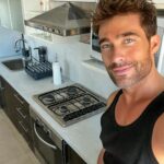 Rodrigo Guirao Díaz Instagram - Feliz con mi nueva cocina. Mi idea se hizo realidad. Hace tiempo se me ocurrió abrir la pared que dividía la cocina del living. Cuando lo hice le puse una barra muy linda pero con la cocina a la vista sentía que no quedaba bien la cerámica que estaba y visualmente me achicaba el espacio. Ahí surgió la idea de seguir con el material y color que usé para la barra en la mesada y en la alzada. ¿Que opinan? Les gusta más ahora? Al final deje fotos de cómo era antes. Gracias @alvarezmarmoleria por los consejos, la atención y la calidad de todo lo que puse. Ahora si… ¿Quién quiere un cafecito? Alvarez Marmolería