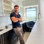 Rodrigo Guirao Díaz Instagram - Feliz con mi nueva cocina. Mi idea se hizo realidad. Hace tiempo se me ocurrió abrir la pared que dividía la cocina del living. Cuando lo hice le puse una barra muy linda pero con la cocina a la vista sentía que no quedaba bien la cerámica que estaba y visualmente me achicaba el espacio. Ahí surgió la idea de seguir con el material y color que usé para la barra en la mesada y en la alzada. ¿Que opinan? Les gusta más ahora? Al final deje fotos de cómo era antes. Gracias @alvarezmarmoleria por los consejos, la atención y la calidad de todo lo que puse. Ahora si… ¿Quién quiere un cafecito? Alvarez Marmolería