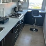 Rodrigo Guirao Díaz Instagram - Feliz con mi nueva cocina. Mi idea se hizo realidad. Hace tiempo se me ocurrió abrir la pared que dividía la cocina del living. Cuando lo hice le puse una barra muy linda pero con la cocina a la vista sentía que no quedaba bien la cerámica que estaba y visualmente me achicaba el espacio. Ahí surgió la idea de seguir con el material y color que usé para la barra en la mesada y en la alzada. ¿Que opinan? Les gusta más ahora? Al final deje fotos de cómo era antes. Gracias @alvarezmarmoleria por los consejos, la atención y la calidad de todo lo que puse. Ahora si… ¿Quién quiere un cafecito? Alvarez Marmolería