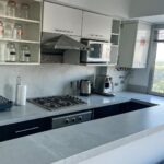 Rodrigo Guirao Díaz Instagram - Feliz con mi nueva cocina. Mi idea se hizo realidad. Hace tiempo se me ocurrió abrir la pared que dividía la cocina del living. Cuando lo hice le puse una barra muy linda pero con la cocina a la vista sentía que no quedaba bien la cerámica que estaba y visualmente me achicaba el espacio. Ahí surgió la idea de seguir con el material y color que usé para la barra en la mesada y en la alzada. ¿Que opinan? Les gusta más ahora? Al final deje fotos de cómo era antes. Gracias @alvarezmarmoleria por los consejos, la atención y la calidad de todo lo que puse. Ahora si… ¿Quién quiere un cafecito? Alvarez Marmolería