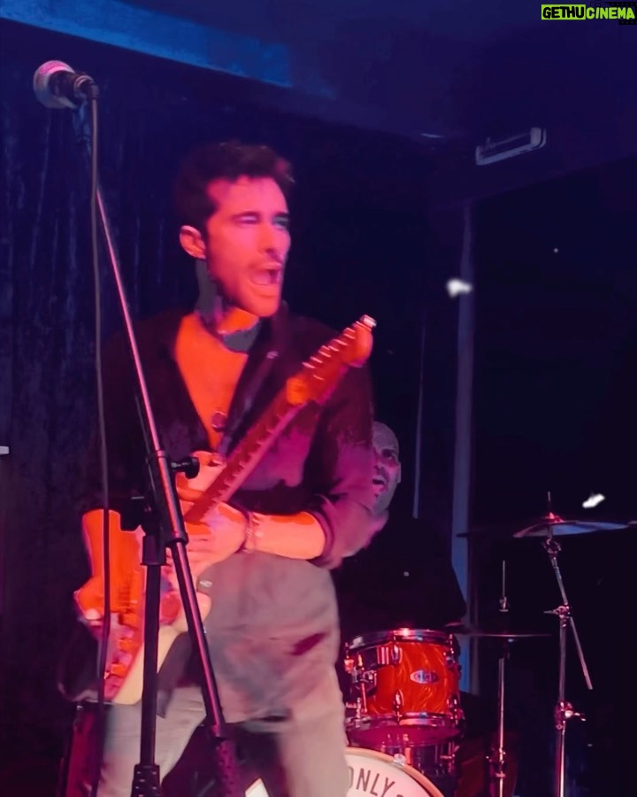 Rodrigo Guirao Díaz Instagram - Feliz día a todos los músicos y amigos que tengo. Admiro el amor, la pasión y el respeto que sienten por la música. Una de las cosas más maravillosas de la vida. Y deseo que jamás deje de existir el músico, los instrumentos musicales y la música real tocada en vivo. #felizdiadelmusico @diegodacasto @rodrigoguiraom @gaby_vior
