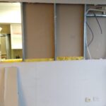 Rodrigo Guirao Díaz Instagram - Feliz con mi nueva cocina. Mi idea se hizo realidad. Hace tiempo se me ocurrió abrir la pared que dividía la cocina del living. Cuando lo hice le puse una barra muy linda pero con la cocina a la vista sentía que no quedaba bien la cerámica que estaba y visualmente me achicaba el espacio. Ahí surgió la idea de seguir con el material y color que usé para la barra en la mesada y en la alzada. ¿Que opinan? Les gusta más ahora? Al final deje fotos de cómo era antes. Gracias @alvarezmarmoleria por los consejos, la atención y la calidad de todo lo que puse. Ahora si… ¿Quién quiere un cafecito? Alvarez Marmolería