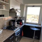 Rodrigo Guirao Díaz Instagram - Feliz con mi nueva cocina. Mi idea se hizo realidad. Hace tiempo se me ocurrió abrir la pared que dividía la cocina del living. Cuando lo hice le puse una barra muy linda pero con la cocina a la vista sentía que no quedaba bien la cerámica que estaba y visualmente me achicaba el espacio. Ahí surgió la idea de seguir con el material y color que usé para la barra en la mesada y en la alzada. ¿Que opinan? Les gusta más ahora? Al final deje fotos de cómo era antes. Gracias @alvarezmarmoleria por los consejos, la atención y la calidad de todo lo que puse. Ahora si… ¿Quién quiere un cafecito? Alvarez Marmolería