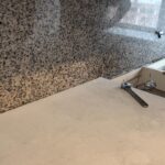 Rodrigo Guirao Díaz Instagram - Feliz con mi nueva cocina. Mi idea se hizo realidad. Hace tiempo se me ocurrió abrir la pared que dividía la cocina del living. Cuando lo hice le puse una barra muy linda pero con la cocina a la vista sentía que no quedaba bien la cerámica que estaba y visualmente me achicaba el espacio. Ahí surgió la idea de seguir con el material y color que usé para la barra en la mesada y en la alzada. ¿Que opinan? Les gusta más ahora? Al final deje fotos de cómo era antes. Gracias @alvarezmarmoleria por los consejos, la atención y la calidad de todo lo que puse. Ahora si… ¿Quién quiere un cafecito? Alvarez Marmolería