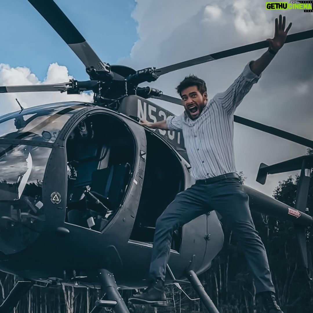 Rodrigo Guirao Díaz Instagram - Seguro los envidiosos dirán que esta trucada la foto, que es imposible que salté yo... Seguro Tom Cruise y su equipo estarán preocupados por esta nueva competencia que nace. Probablemente no reciba su like… Pero en el fondo sabe que ya tiene un sucesor. 😂😂😂 PH: @felipe22herrera genio! Para #JuegoDeMentiras por @telemundoseries 2023 Tom's Cruise