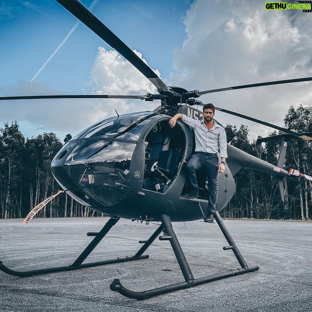 Rodrigo Guirao Díaz Instagram - Seguro los envidiosos dirán que esta trucada la foto, que es imposible que salté yo... Seguro Tom Cruise y su equipo estarán preocupados por esta nueva competencia que nace. Probablemente no reciba su like… Pero en el fondo sabe que ya tiene un sucesor. 😂😂😂 PH: @felipe22herrera genio! Para #JuegoDeMentiras por @telemundoseries 2023 Tom's Cruise