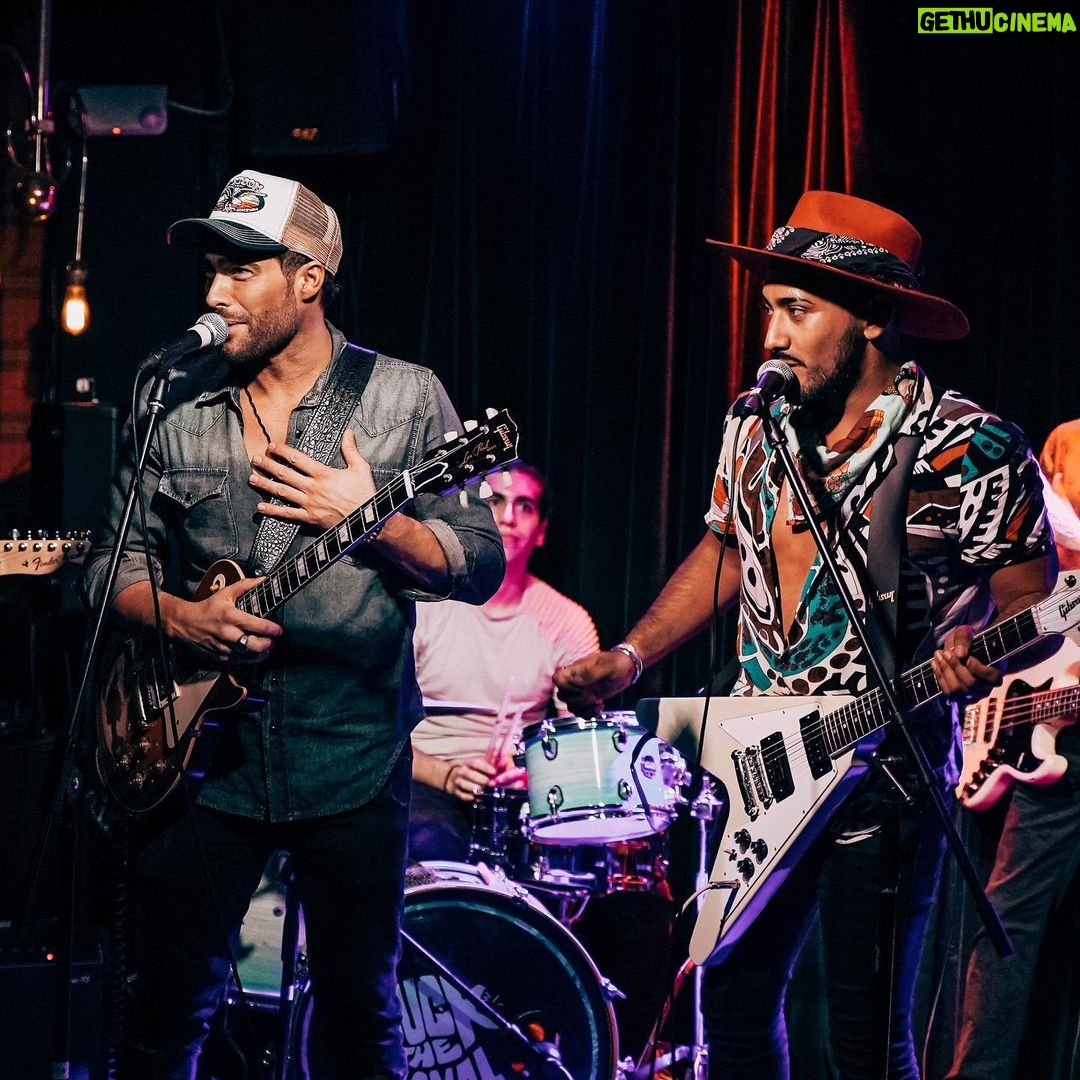 Rodrigo Guirao Díaz Instagram - Vino @ivansingh_ok desde Chicago a Miami para hacer dos shows, uno en @savagelabswynwood y el de ayer en @theandersonmiami . Tuve el placer de compartir escenario con mi amigo después de tanto tiempo y también de estar junto a la banda de @duck.romero Esto fue para mi reencontrarme con la música una vez más un año entero en el que estuve en mi modo actor. Gracias por las fotos y los videos al genio de @felipe22herrera con el que además tengo el gusto de trabajar a diario. 🎸🎸🎸 The Anderson Miami