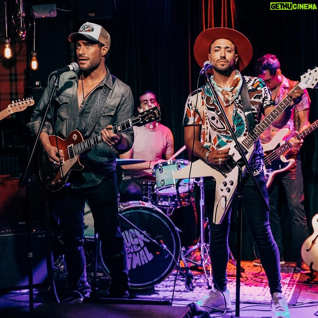 Rodrigo Guirao Díaz Instagram - Vino @ivansingh_ok desde Chicago a Miami para hacer dos shows, uno en @savagelabswynwood y el de ayer en @theandersonmiami . Tuve el placer de compartir escenario con mi amigo después de tanto tiempo y también de estar junto a la banda de @duck.romero Esto fue para mi reencontrarme con la música una vez más un año entero en el que estuve en mi modo actor. Gracias por las fotos y los videos al genio de @felipe22herrera con el que además tengo el gusto de trabajar a diario. 🎸🎸🎸 The Anderson Miami