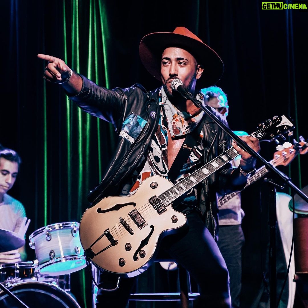 Rodrigo Guirao Díaz Instagram - Vino @ivansingh_ok desde Chicago a Miami para hacer dos shows, uno en @savagelabswynwood y el de ayer en @theandersonmiami . Tuve el placer de compartir escenario con mi amigo después de tanto tiempo y también de estar junto a la banda de @duck.romero Esto fue para mi reencontrarme con la música una vez más un año entero en el que estuve en mi modo actor. Gracias por las fotos y los videos al genio de @felipe22herrera con el que además tengo el gusto de trabajar a diario. 🎸🎸🎸 The Anderson Miami