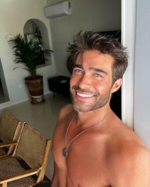 Rodrigo Guirao Díaz Instagram - Lo que en más fotos y en los videos puedo reflejar es el trato y la amabilidad de todo el staff del @sharm_hotel_mykonos ! Mei, Andy, Armando y Manno son unos ídolos totales. Están haciendo que mi primera ve en Mykonos sea increíble! Para cuando quieran ir les súper recomiendo ese lugar!
