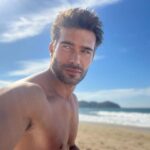 Rodrigo Guirao Díaz Instagram - Si supieran la vergüenza que me da sacarme estas fotos en la playa… Les pondrían doble Like 😅 #manteniendoesteinstagramvivo Sayulita, Nayarit, Mexico