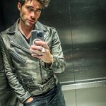 Rodrigo Guirao Díaz Instagram - Looks de ascensor. ¿1 o 2?