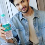 Rohit Suresh Saraf Instagram - Me+Bisleri+Music can beat any construction noise and have the time of the day. Who’s ready to dance the day away? Show me your best moves with Bisleri. 🥳🕺 #DrinkItUp #GrooveWithBisleri #SipFlipRepeat #Ad @bislerizone