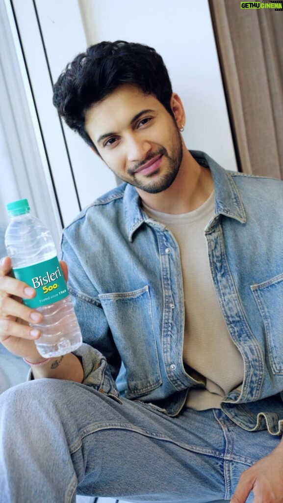 Rohit Suresh Saraf Instagram - Me+Bisleri+Music can beat any construction noise and have the time of the day. Who’s ready to dance the day away? Show me your best moves with Bisleri. 🥳🕺 #DrinkItUp #GrooveWithBisleri #SipFlipRepeat #Ad @bislerizone