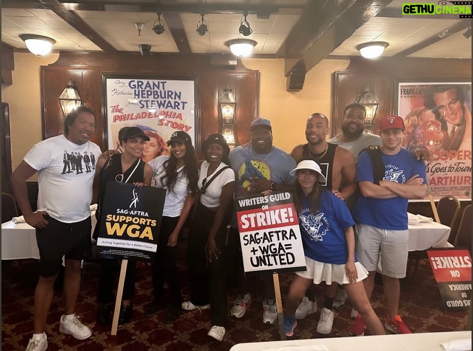 Rosario Dawson Instagram - GO TEAM! #sagaftrastrike #sagaftrastrong #wgastrike #wgastrong DAY 1