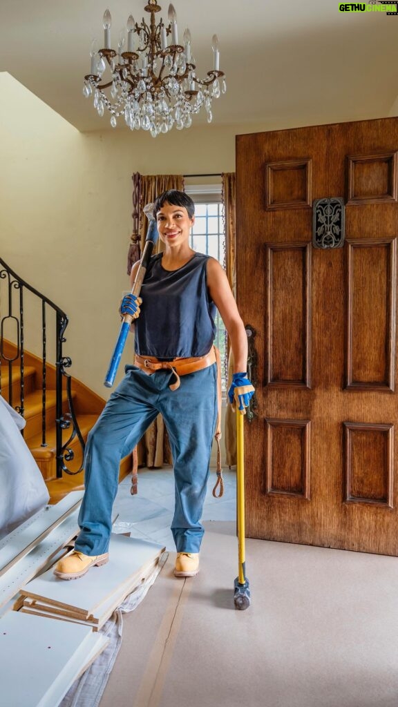Rosario Dawson Instagram - Construction Grrrl 🦺 at heart! Growing up a homesteader in an abandoned building with a dad who did construction and mom who learned plumbing and electrical alongside him to help turn our squat into a home, gave me an early love for the magic of design, building and renovation. So…to say it was such an incredible gift to be a part of this gifting experience is an understatement. Big thank you to @mrdrewscott & @jonathanscott for this dream of a time. Watch me and @propertybrothers tear it up tonight! #propertysisterfromanothermister