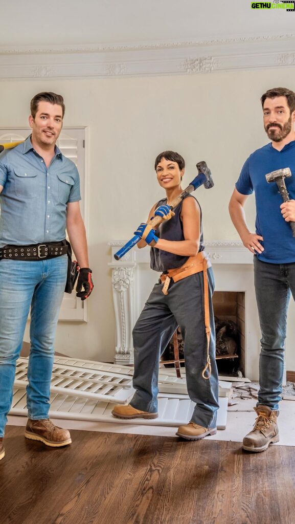 Rosario Dawson Instagram - Drumroll ……! Your GRRRL is on @hgtv Celebrity IOU! Drilling a hole is boring, but fastening two pieces of metal together is riveting… 😜 (silly construction joke?) Premiers Monday, Jan. 29, at 8 p.m. ET/PT. #celebiou #hammertime @jonathanscott @mrdrewscott