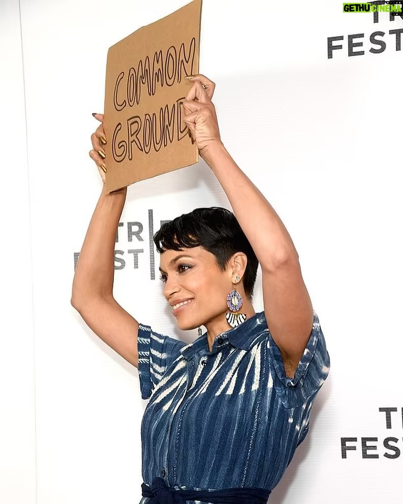 Rosario Dawson Instagram - @commongroundfilm world premiere ✨ I promise to do what I can to heal our broken food system and heal our soil. 🤍