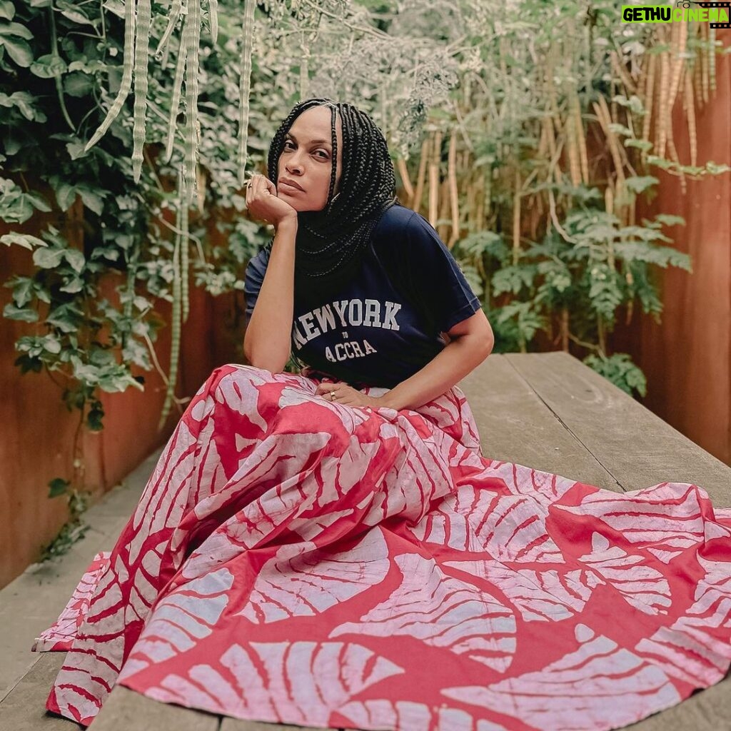 Rosario Dawson Instagram - Say hey! To our newest collaboration with @jcrewmens x @studiooneeightynine. Shop our Navy “New York to Accra” T-shirt available in stores. Paired with @jcrew x #studio189 pink hand batik cotton viole Alicia skirt. 📸 @danielkons #fashionrising 🇬🇭
