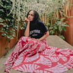 Rosario Dawson Instagram - Say hey! To our newest collaboration with @jcrewmens x @studiooneeightynine. Shop our Navy “New York to Accra” T-shirt available in stores. Paired with @jcrew x #studio189 pink hand batik cotton viole Alicia skirt. 📸 @danielkons #fashionrising 🇬🇭