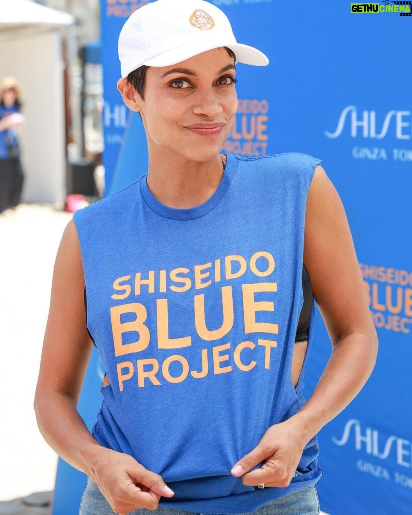 Rosario Dawson Instagram - Had a blast supporting the @shiseido Blue Project alongside @wsl on their third annual beach clean up led by @wildcoastcostasalvaje Beach clean ups reduce litter, protecting critical habitats for wildlife. Maintaining and stewarding the awe inspiring beauty around us ensures our collective joy and health for generations to come. It was an honor to raise issues around ocean conservation with galvanized communities who lead with care. Every small sustainable choice we make is impactful. When we unite it paves the way for our collective future. 🌊 Go Team One Ocean! @wsloneocean #shiseidoblueproject #wsloneocean #wildcoast #shiseidosuncare #saveouroceans #shiseidopartner