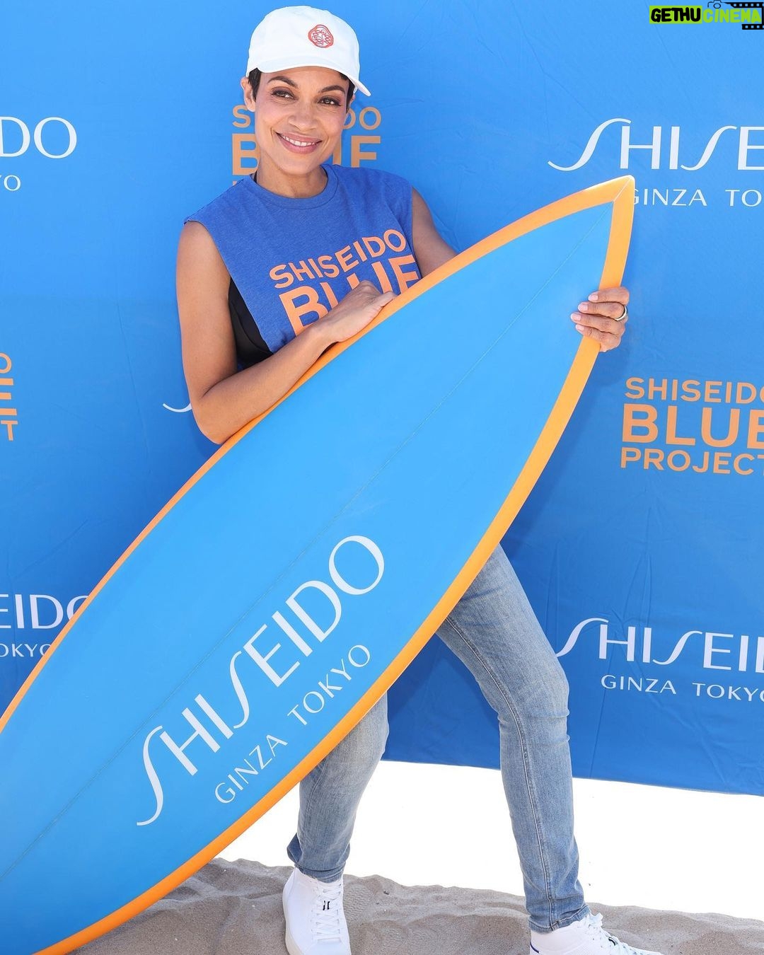 Rosario Dawson Instagram - Had a blast supporting the @shiseido Blue Project alongside @wsl on their third annual beach clean up led by @wildcoastcostasalvaje Beach clean ups reduce litter, protecting critical habitats for wildlife. Maintaining and stewarding the awe inspiring beauty around us ensures our collective joy and health for generations to come. It was an honor to raise issues around ocean conservation with galvanized communities who lead with care. Every small sustainable choice we make is impactful. When we unite it paves the way for our collective future. π Go Team One Ocean! @wsloneocean #shiseidoblueproject #wsloneocean #wildcoast #shiseidosuncare #saveouroceans #shiseidopartner
