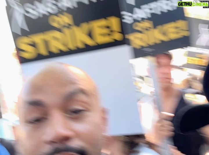 Rosario Dawson Instagram - GO TEAM! #sagaftrastrike #sagaftrastrong #wgastrike #wgastrong DAY 1