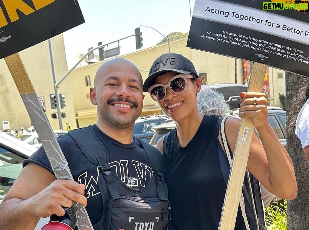 Rosario Dawson Instagram - GO TEAM! #sagaftrastrike #sagaftrastrong #wgastrike #wgastrong DAY 1